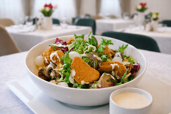 Salată cu nuggets vegani